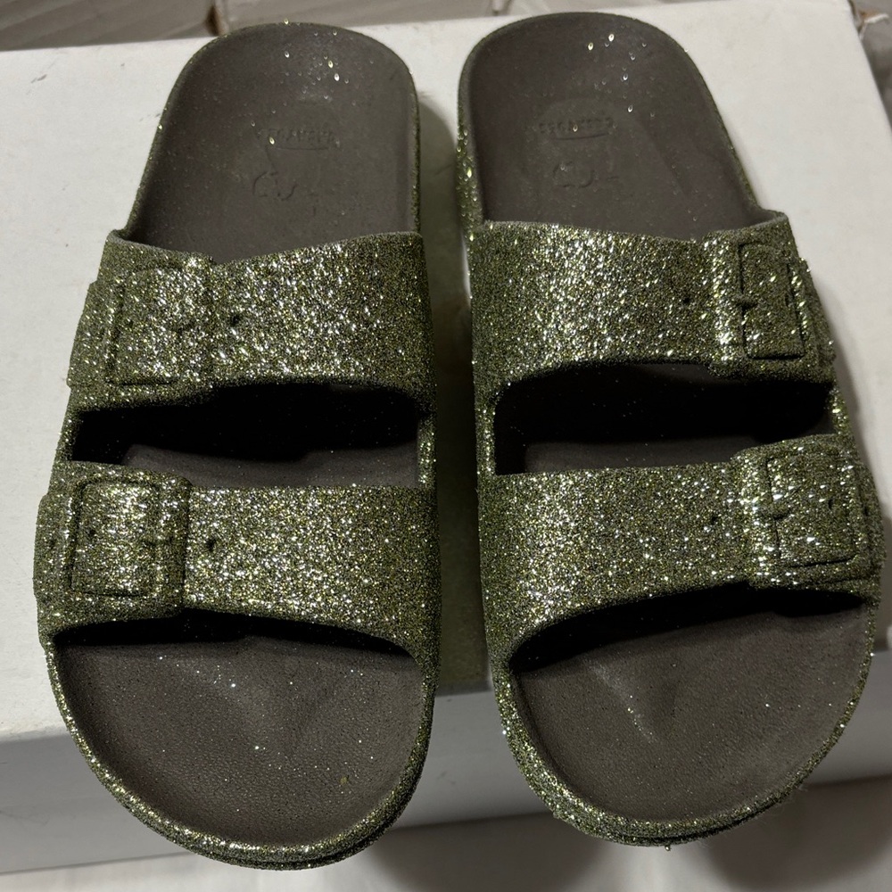 Cacatoes - Transcoso- Dark kaki PVC sandals with glitter and bubble gum fragance